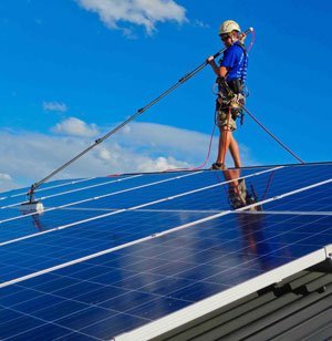Opération de maintenance de panneaux solaires facilitées grâce à la perche télescopique carbone