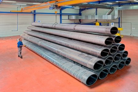 Empilement de poteaux carbone XXL dans un entrepôt aux dimensions jusqu'à 13 mètres de longueur. 