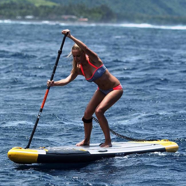 Utilisation de la pagaie en carbone en milieu nautique sur un stand up paddle lors d'une randonnée en mer permet une utilisation facile et adaptée à tous.