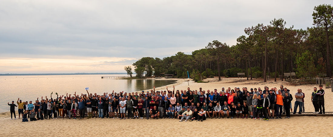 Nos 230 salariés sur la plage d'Hourtin, au coucher de soleil, en Gironde lors d'un évènement interne.